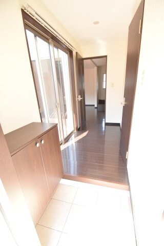 物件内観写真10　(収納もある玄関です)