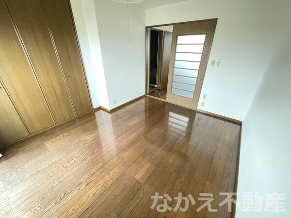 寝室(広くて明るい寝室)