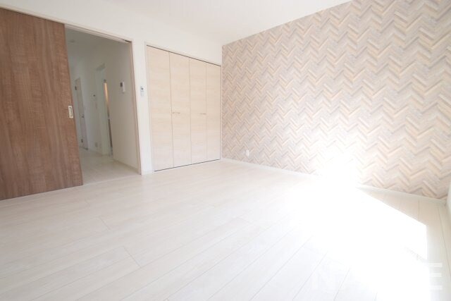 物件内観写真3　(開放的な寝室です)