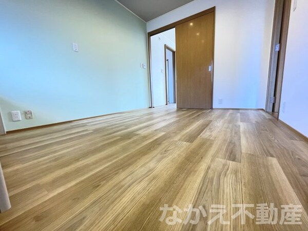 寝室(広くて明るい寝室)