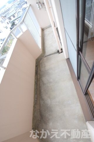 物件内観写真10　(開放的で明るい空間を演出してくれるバルコニーです)