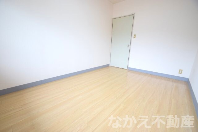 物件内観写真14　(個人の部屋や寝室として使える洋室です)