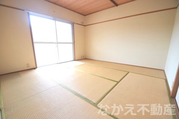 和室(来客時にも便利な和室付き)