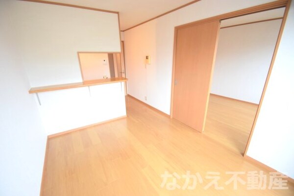 居室(こちらのリビングで趣味の時間をお楽しみください)