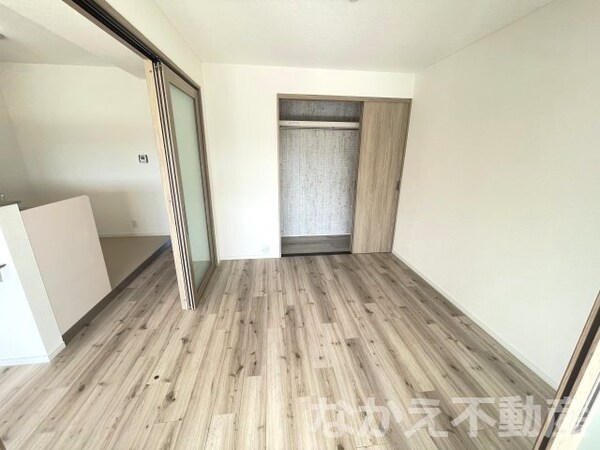 寝室(落ち着いて過ごせるお部屋なので、寝室にいかがでしょうか)