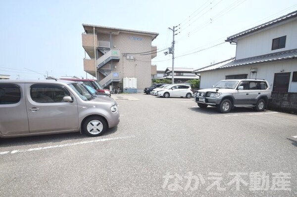 駐車場(駐車スペースもあります)