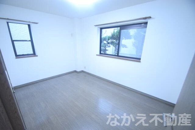 物件内観写真6　(落ち着いた色調の寝室です)