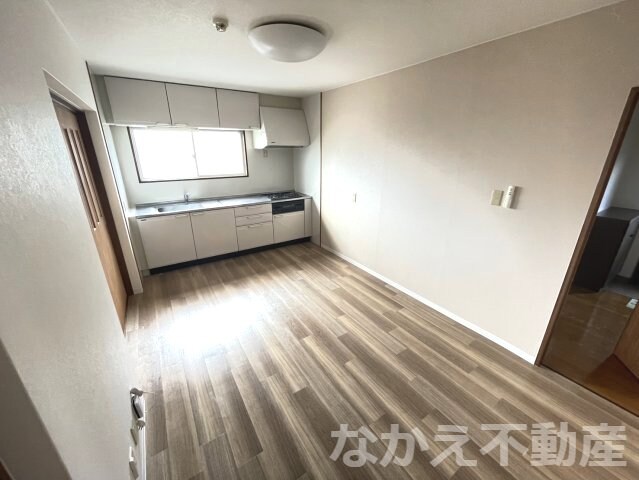 物件内観写真2　(こちらの居間で趣味の時間をお楽しみください)