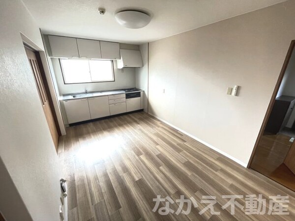 居室(こちらの居間で趣味の時間をお楽しみください)