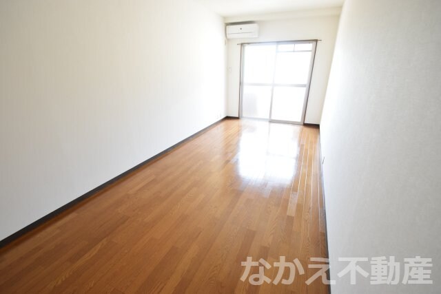 物件内観写真4　(こちらのリビングで趣味の時間をお楽しみください)