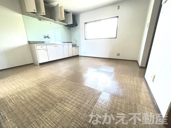 居室(こちらの居間で趣味の時間をお楽しみください)