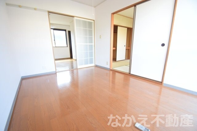 物件内観写真4　(開放的な寝室です)