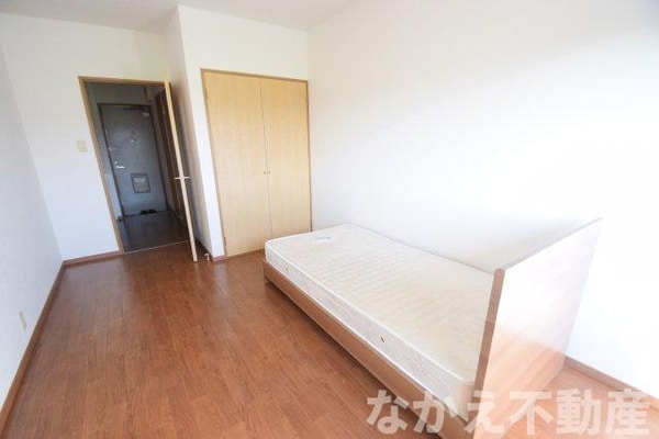 寝室(落ち着いて過ごせるお部屋なので、寝室にいかがでしょうか)