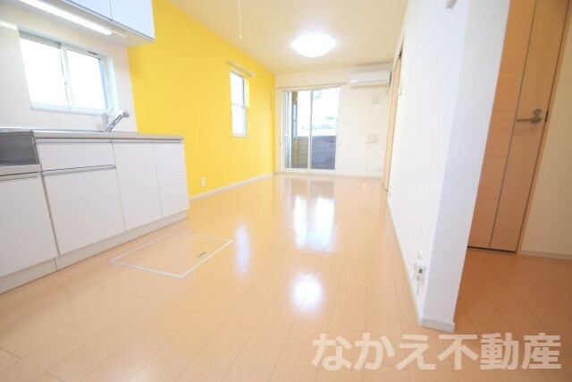 物件内観写真3　(ゆったりとした居間です)