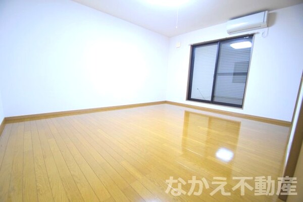 寝室(落ち着いて過ごせるお部屋なので、寝室にいかがでしょうか)