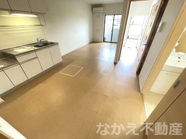 物件内観写真3　(こちらの居間で趣味の時間をお楽しみください)