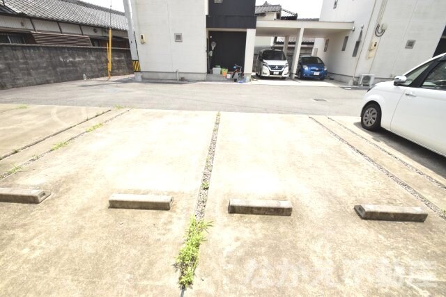 物件外観写真2　(駐車スペースもあります)