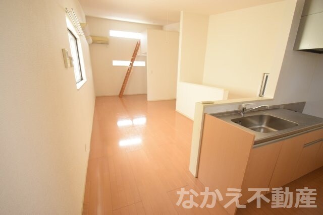 物件内観写真4　(おしゃれな居間です)