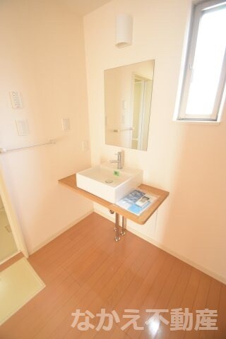 物件内観写真9　(ゆったりとスペースのある洗面所)