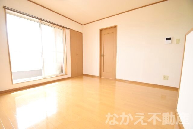 物件内観写真3　(落ち着いた色調の寝室です)