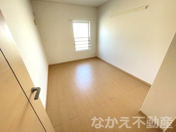 寝室(落ち着いて過ごせるお部屋なので、寝室にいかがでしょうか)