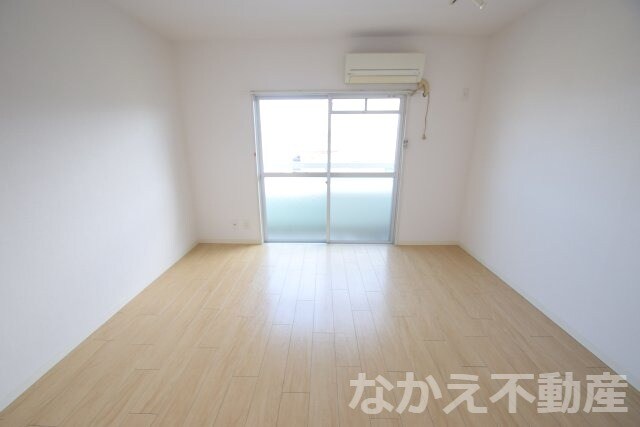 物件内観写真4　(ゆったりとした居間です)