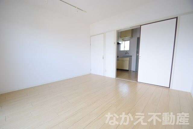 物件内観写真6　(落ち着いた色調の寝室です)