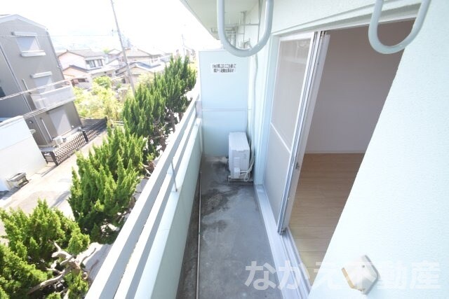 物件内観写真11　(開放的で明るい空間を演出してくれるバルコニーです)