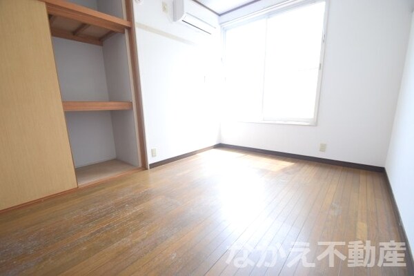 居室(こちらの居間で趣味の時間をお楽しみください)