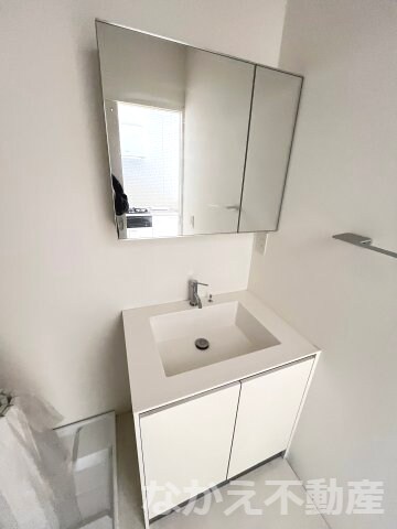 物件内観写真7　(広い洗面スペース)