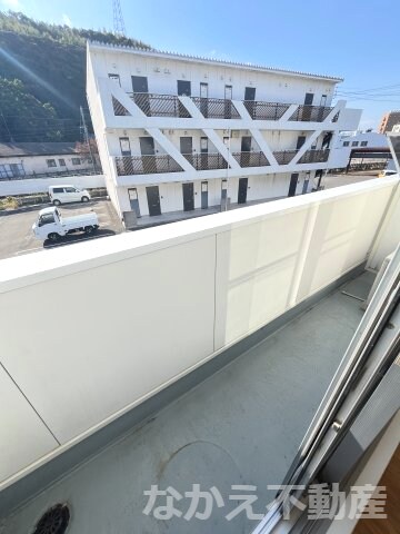 物件内観写真10　(開放的で明るい空間を演出してくれるバルコニーです)