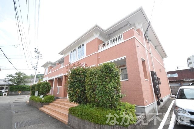 物件外観写真1　(外観は落ち着いています)