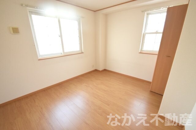 物件内観写真5　(落ち着いた色調の寝室です)