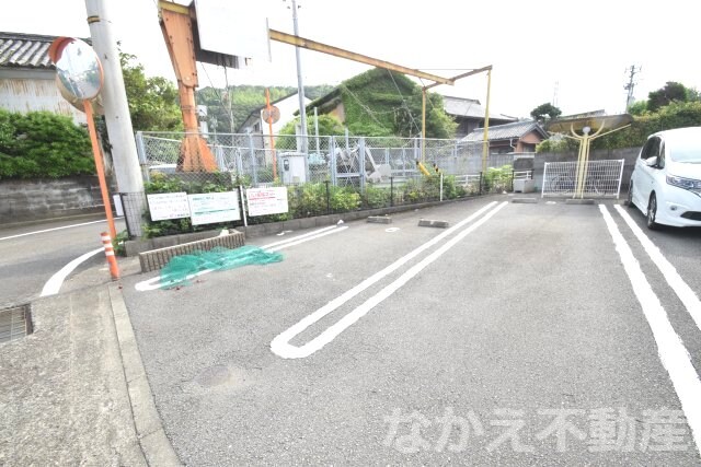 物件外観写真3　(車をお持ちの方に嬉しい駐車場付きの物件です)