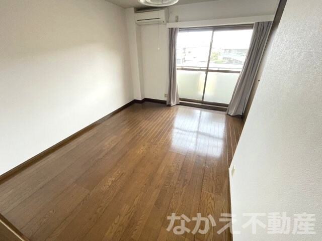 物件内観写真3　(開放的な寝室です)