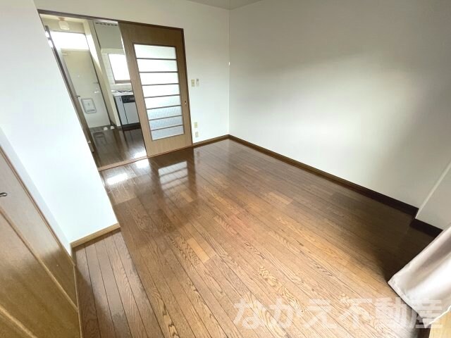 物件内観写真4　(広くて明るい寝室)