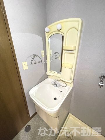 物件内観写真8　(ゆったりとスペースのある洗面所)