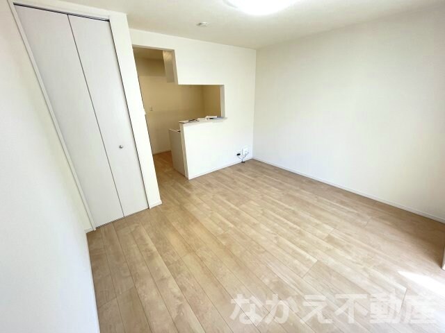 物件内観写真11　(開放的な寝室です)