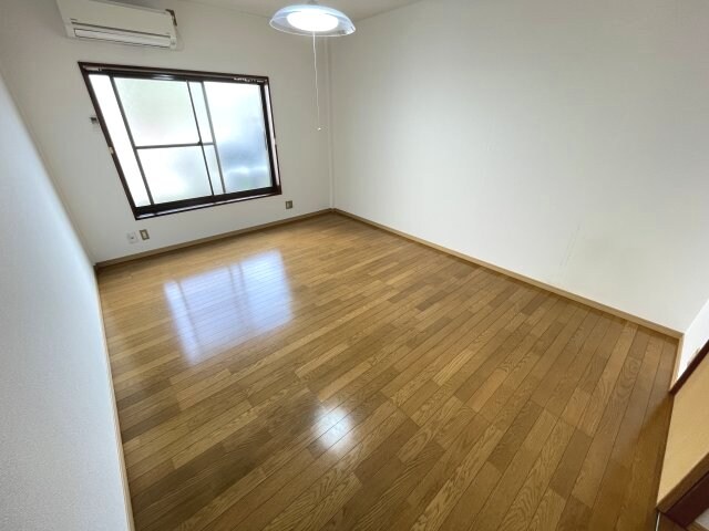 物件内観写真19　(こちらのリビングで趣味の時間をお楽しみください)