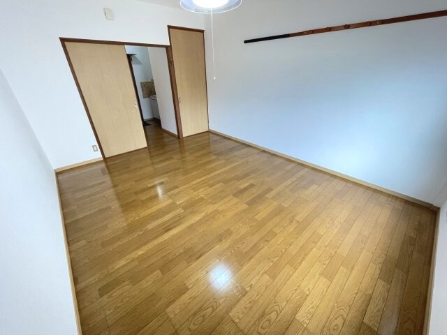 物件内観写真21　(落ち着いた色調の寝室です)