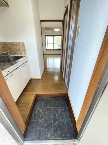 物件内観写真29　(ゆったりとした玄関です)