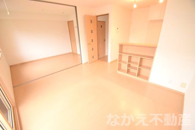 物件内観写真2　(リビングです)