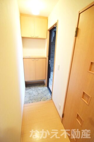 物件内観写真9　(明るい玄関です)