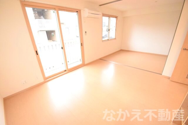 物件内観写真11　(落ち着いた色調の洋室です)