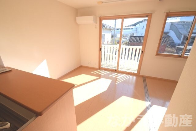 物件内観写真3　(ゆったりとしたリビングです)