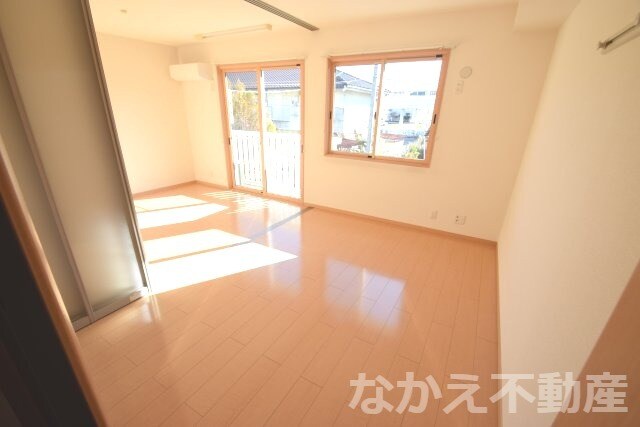 物件内観写真4　(広々とした洋室です)