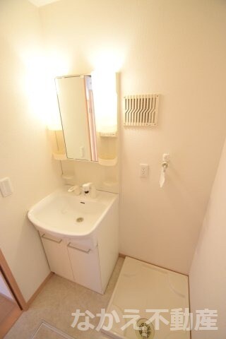 物件内観写真8　(明るい洗面所です)