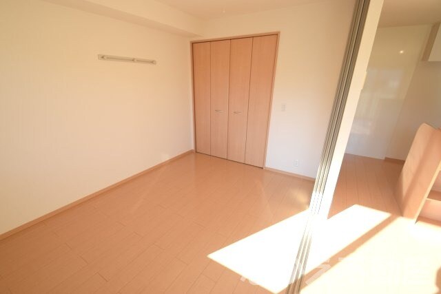 物件内観写真14　(広くて明るい寝室)