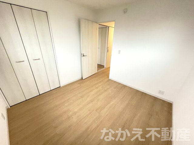 物件内観写真15　(開放的な寝室です)