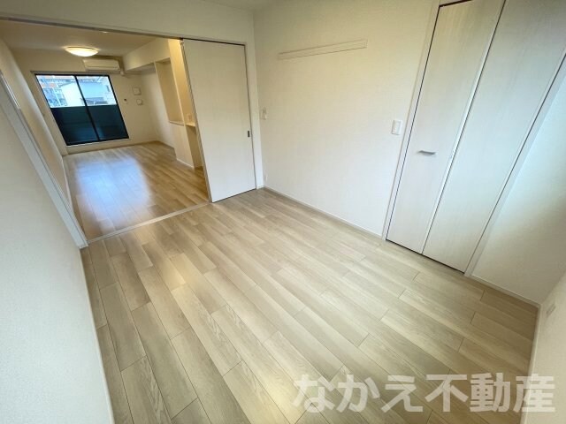 物件内観写真4　(広くて明るい寝室)